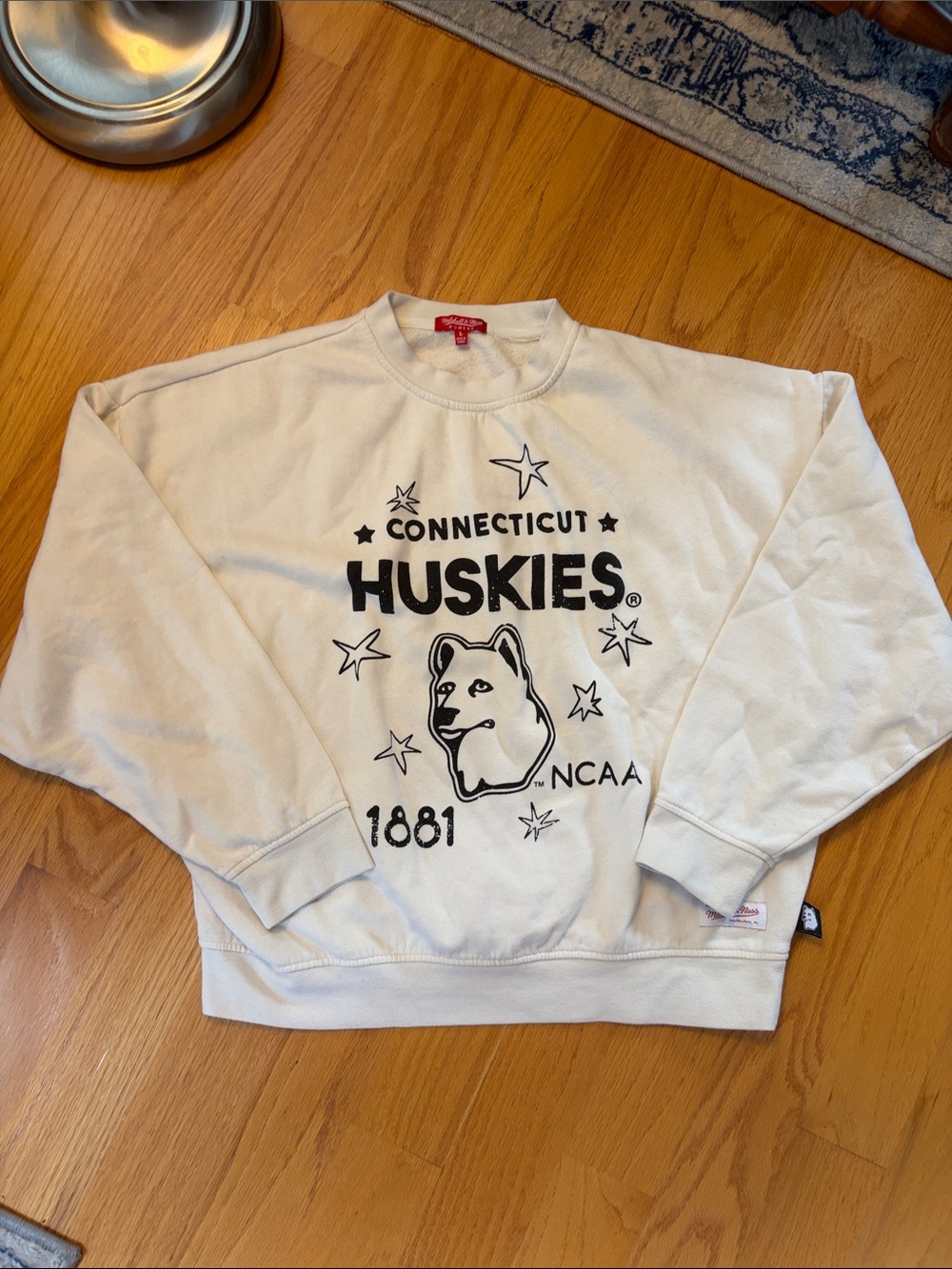 Mitchell & Ness University of Connecticut UCONN crewneck sweatshirt size L cream